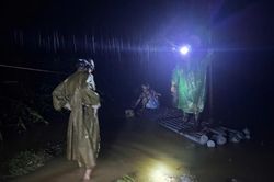 Hòa An trắng đêm hỗ trợ người dân di dời khỏi khu vực lũ