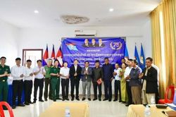 Xã Tuy Đức thăm, chúc mừng huyện Ô Reang nhân kỷ niệm Ngày thành lập Đảng Nhân dân Campuchia
