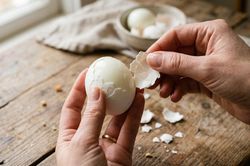 Mẹo bóc vỏ trứng luộc cực nhanh