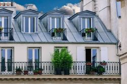 Những mái nhà lãng mạn ở Paris hóa 'lò nướng' giữa nắng nóng kỷ lục