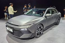 Tin xe 27/6: Hyundai Elantra thế hệ mới lột xác, Vietnam Airlines tăng đội bay