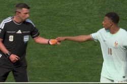 Khoảnh khắc Mbappe 'ra lệnh' cho trọng tài gây sốt ở World Cup 2026