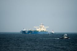Th&ecirc;m t&agrave;u chở dầu bị tấn c&ocirc;ng tại eo biển Hormuz, V&ugrave;ng Vịnh lại căng thẳng
