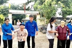 X&atilde; Li&ecirc;n Minh tổ chức kh&aacute;m sức khỏe, tặng qu&agrave; người c&oacute; c&ocirc;ng