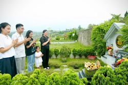 Trước Ngày Gia đình Việt Nam 28/6, nhiều gia đình ở Hà Nội chọn cách đặc biệt này để giáo dục con cháu về cội nguồn