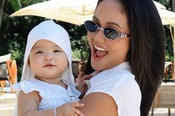 H'Hen Niê nhìn con gái lớn lên từng ngày: 'Em bé sơ sinh nay đã thành bà cụ non'