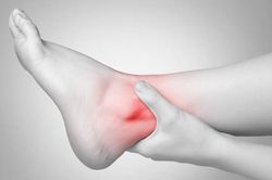 Trẻ thường xuy&ecirc;n đau nhức khớp v&agrave;o buổi s&aacute;ng, cảnh b&aacute;o sớm vi&ecirc;m khớp tự ph&aacute;t
