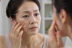 Không phải nếp nhăn, đây mới là dấu hiệu khiến khuôn mặt trông già nhất?