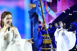 Hòa Minzy hòa giọng cùng 20.000 khán giả, đu dây mạo hiểm tại Concert Thanh Xuân