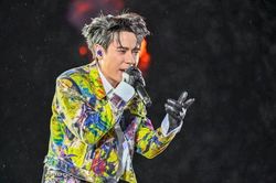 Quang Hùng MasterD 'trói' chặt hàng vạn trái tim tại Concert Thanh Xuân 2026