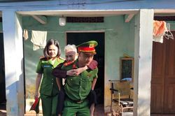 Xúc động hình ảnh ý nghĩa của công an cơ sở: Thắp sáng hy vọng định danh liệt sĩ vô danh
