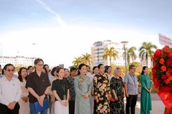Ban tổ chức DANAFF IV d&acirc;ng hương tri &acirc;n c&aacute;c Anh h&ugrave;ng liệt sĩ trước lễ khai mạc