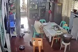 Cụ bà bị bỏ lại trong nhà giữa trận động đất