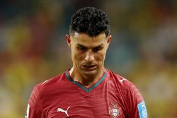 Ronaldo lu mờ trước James Rodriguez