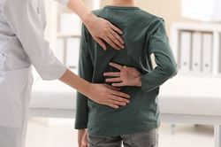 Dấu hiệu giúp cha mẹ nhận biết sớm trẻ bị cong vẹo cột sống