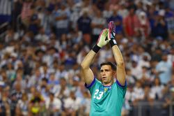 Emiliano Martinez chỉ đạo c&aacute;c đồng đội xếp h&agrave;ng r&agrave;o