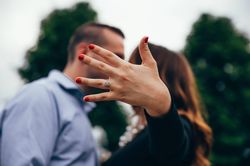 8 lưu ý khi mua nhẫn đính hôn
