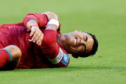 Số 7 tr&aacute;i ngược của Messi v&agrave; Ronaldo