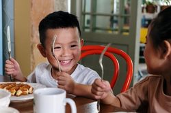Sai lầm nếu cho con tiếp xúc với vật dụng này trước năm 2 tuổi