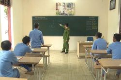 Viết lại cuộc đời từ những con chữ đầu ti&ecirc;n