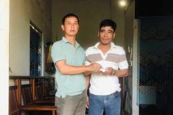 Đ&aacute;nh rơi 7 chỉ v&agrave;ng, người đ&agrave;n &ocirc;ng vỡ &ograve;a khi nhận lại t&agrave;i sản từ đ&ocirc;i vợ chồng tốt bụng