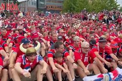 Cận cảnh màn chèo thuyền kiểu Viking gây sốt của CĐV Na Uy tại Boston