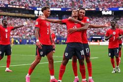 Anh và Croatia tiến vào vòng knock-out