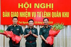 Đại tướng Phan Văn Giang chủ tr&igrave; hội nghị b&agrave;n giao nhiệm vụ Tư lệnh Qu&acirc;n khu 1