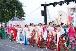 300.000 lượt khách tham dự Lễ hội Sen Hà Nội
