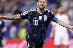 Messi ghi si&ecirc;u phẩm từ ghế dự bị, Argentina thắng thuyết phục Jordan