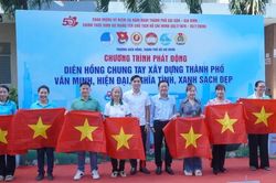 Phường Di&ecirc;n Hồng trao cờ Tổ quốc, c&acirc;y xanh, suất ăn nghĩa t&igrave;nh đến người d&acirc;n