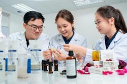 Hơn 30.000 tân sinh viên sẽ nhận học bổng 37-55 triệu đồng/năm