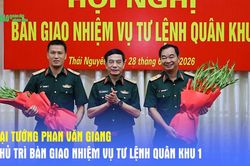 Đại tướng Phan Văn Giang chủ tr&igrave; b&agrave;n giao nhiệm vụ Tư lệnh Qu&acirc;n khu 1