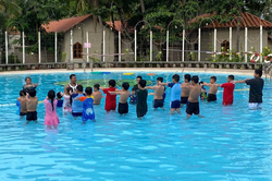 Lớp dạy bơi phòng, chống đuối nước cộng đồng
