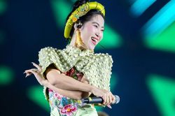 Hà Myo làm hàng vạn người nhún nhảy khi mang 'Xẩm remix' lên sân khấu Concert 'Thanh xuân'