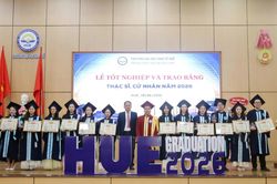 Trường ĐH Kinh tế Huế trao bằng cho hơn 600 t&acirc;n cử nh&acirc;n v&agrave; thạc sĩ