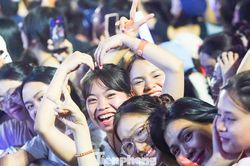 Hàng nghìn khán giả 'quẩy' đến phút cuối concert Thanh xuân
