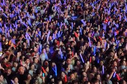 Hàng nghìn khán giả nhảy tới cùng với Hoaprox ở concert Thanh xuân