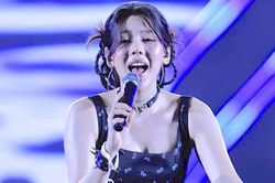 V&oacute;c d&aacute;ng gần 1,8 m của em xinh Mu&ocirc;ịi h&uacute;t mọi &aacute;nh nh&igrave;n ở concert Thanh xu&acirc;n