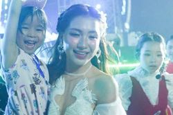 Hòa Minzy lấy lòng 20.000 khán giả ở concert Thanh xuân