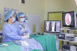 3 thói quen âm thầm 'đánh sập' cột sống cổ