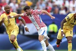 Video b&oacute;ng đ&aacute; Croatia vs Ghana: Vỡ &ograve;a tấm v&eacute; đi tiếp