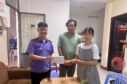 Chi đoàn VKSND khu vực 1, TP Đà Nẵng trao quà từ quỹ 'Heo đất tình thương'