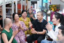 Hoa hậu Ý Nhi xúc động ngày trở lại thăm mái ấm của các bệnh nhân ung thư