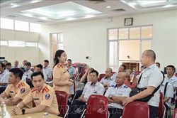 Tuy&ecirc;n truyền ph&aacute;p luật, n&acirc;ng cao an to&agrave;n vận tải h&agrave;nh kh&aacute;ch c&ocirc;ng cộng