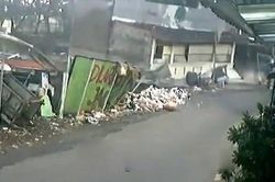 Ngôi nhà bất ngờ đổ sập, người phụ nữ hoảng sợ bỏ chạy