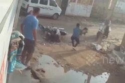 Lợn rừng nổi cơn cuồng nộ, húc đổ xe máy rồi liên tục tấn công người đàn ông