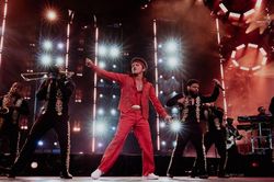 Bruno Mars tạo 'cơn địa chấn' tại Berlin (Đức) giữa thời điểm nắng nóng kỷ lục