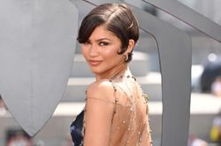 Zendaya khoe vẻ quyến rũ trong váy hở lưng độc lạ