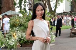 Zoë Kravitz lần đầu khoe rõ nhẫn đính hôn khủng từ Harry Styles